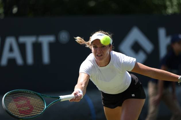 Bad Homburg on 21 06 2025 Tennis Womens Tournament WTA 500 Bad Homburg Open powered by Solarwatt 2025, Match Cat McNally USA vs Victoria Azarenka v l , Cat McNally USA plays a forehand, stretches Copyright: JoaquimxFerreira