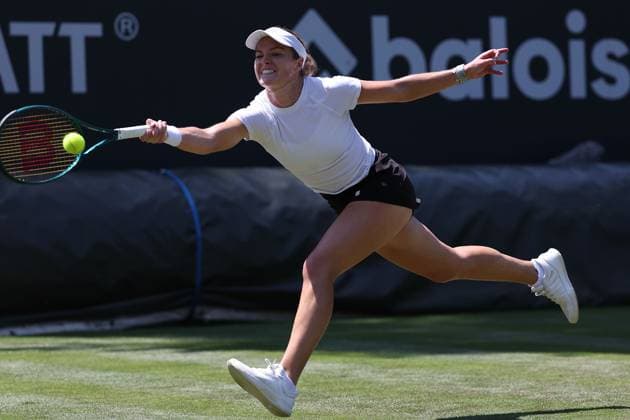 Bad Homburg on 21 06 2025 Tennis Womens Tournament WTA 500 Bad Homburg Open powered by Solarwatt 2025, Match Cat McNally USA vs Victoria Azarenka v l , Cat McNally USA plays a forehand, stretches Copyright: JoaquimxFerreira