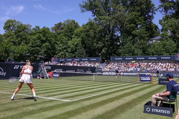 Bad Homburg on 21 06 2025 Womens Tennis Tournament WTA 500 Bad Homburg Open powered by Solarwatt 2025, Match Cat McNally USA vs Victoria Azarenka v l , Victoria Azarenka vs Cat McNally USA plays a backhand, in the background full grandstand Copyright: JoaquimxFerreira