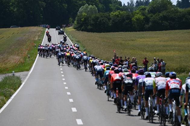Tour de Suisse 2025 Stage 7 EMMETTEN, SWITZERLAND - JUNE 21 : Illustration picture of the peloton during stage 7 of the 88th edition of Tour de Suisse an UCI World Tour 2.UWT cycling road race stage for Men Elite of 207.3 km with start in Neuhausen am Rheinfall and finish in Emmetten on June 21, 2025 in Emmetten, Switzerland, 21 06 2025 ( Motordriver Kenny Verfaillie - Emmetten Switzerland  Copyright: xVincentxKalutx