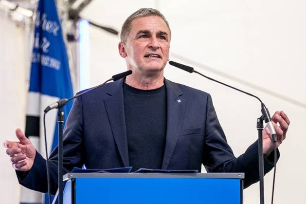 Head of Sport Stefan Kuntz HSV speaks to the members Germany , Hamburg , Volksparkstadion , Football , 1 Bundesliga , Hamburger SV General Meeting