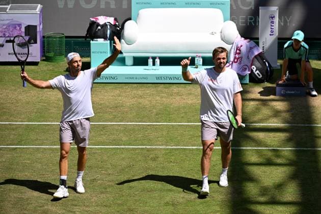 Halle, OWL Arena, 21 06 25, GER, Men, Tennis, Terra Wortmann Open 2025, Semi-final Picture Final cheers, emotion, joy at the doubles Kevin KRAWIETZ and Tim PUETZ Germany after their victory and entry into the final North Rhine-Westphalia Germany