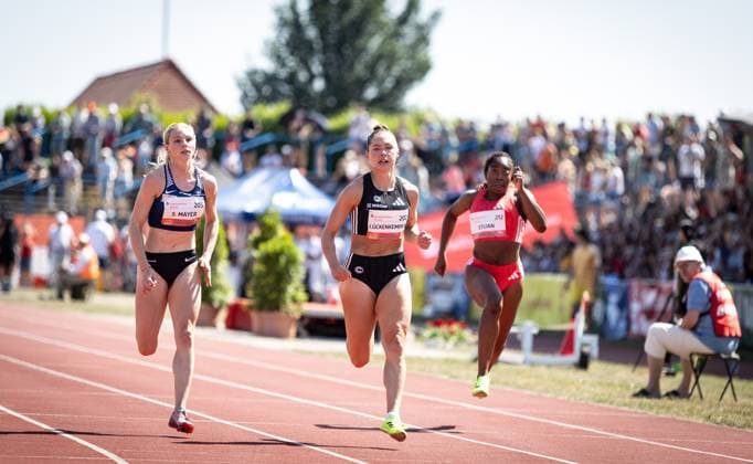 Bilder des Jahres 2025, Sport 06 Juni Sport Themen der Woche KW25 Sport Bilder des Tages 27. Internationales Leichtathletikmeeting ANHALT 2025; Dessau, 21.06.2025 Unterwegs im 100m-Vorlauf der Frauen (von links): Sina Mayer (GER LAZ Zweibrücken) und Gina Lückenkemper (GER SCC Berlin); 27. Internationales Leichtathletikmeeting ANHALT 2025 am 21.06.2025 im Paul-Greifzu-Stadion in Dessau (Sachsen-Anhalt). *** 27 International Athletics Meeting ANHALT 2025 Dessau, 21 06 2025 On the way in the womens 100m preliminary heat from left Sina Mayer GER LAZ Zweibrücken and Gina Lückenkemper GER SCC Berlin 27 International Athletics Meeting ANHALT 2025 on 21 06 2025 at the Paul Greifzu Stadium in Dessau Saxony Anhalt Copyright: xBEAUTIFULxSPORTS R.xSchmittx