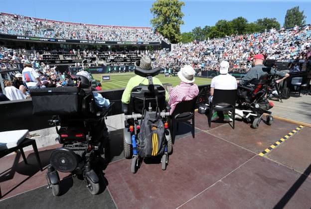 Spectators Wheelchair users on a ramp, handicapped accessible, barrier-free at Steffi Graf Stadium Sport Semi-final HYLO Berlin Tennis Open Women on grass 21 06 2025