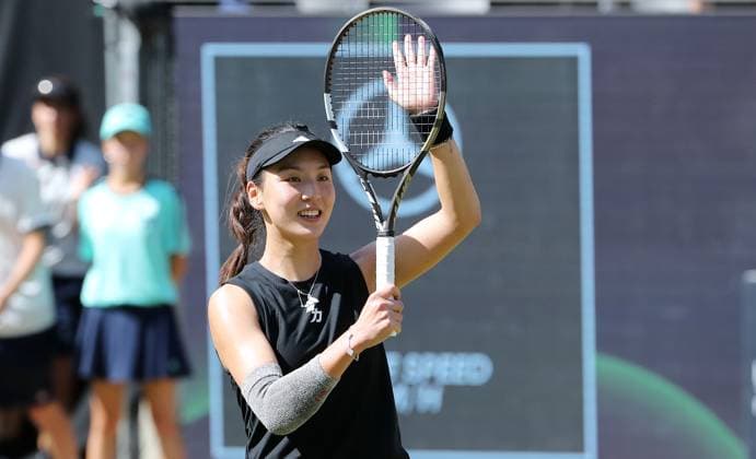 Wang Xinyu CHN celebrates after beating Lyudmila Samsonova RUS at the Steffi Graf Stadium Sport Semifinal HYLO Berlin Tennis Open Women on grass 21 06 2025