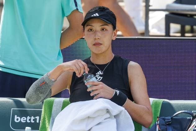 21 06 2025 Tennis WTA Tour Berlin, Singles, Women, Semifinals, Xinyu Wang CHN Ludmilla Samsonova Russia , Steffi Graf Stadium Xinyu Wang sits on the bench Tennis WTA Tour Berlin