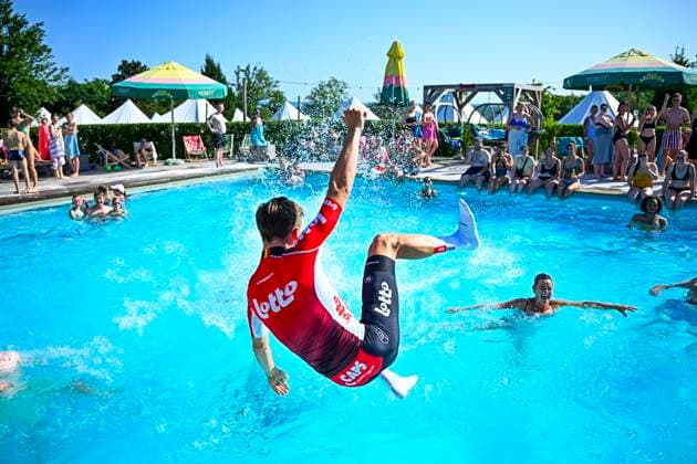 Sport Bilder des Tages Baloise Belgium Tour 2025 Stage 4 DURBUY, BELGIUM - JUNE 21 : Berckmoes Jenno (BEL) of Lotto Cycling Team jumping in a pool after the race during stage 4 of the 94th edition of Baloise Tour of Belgium an UCI ProSeries 2.Pro cycling road race stage for Men Elite of 173.4 km with start in Durbuy and finish in Durbuy on June 21, 2025 in Durbuy, Belgium, 21 06 2025 ( Motordriver Guy De Vuyst - Durbuy Belgium  Copyright: xTomasxSiskx