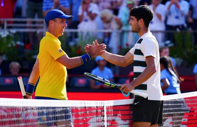 Roberto Bautista Agut congratulates Carlos Alcaraz after their semi final Queen s Club Championships, Day 13, Queen s Club, West Kensington, London, UK - 21 Jun 2025  Copyright: xJavierxGarcia Shutterstockx 15366610bl