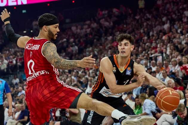 Bilder des Jahres 2025, Sport 06 Juni Sport Themen der Woche KW25 Sport Bilder des Tages Deutsche Basketball Bundesliga (BBL), FC Bayern München Basketball vs ratiopharm ulm, München FC Bayern Basketball, ulm ratiopharm, 2025-06-21 in München (SAP Garden) WEILER-BABB Nick (FC Bayern Basketball FCBB00 Shooting Guard), SARAF Ben (ratiopharm Ulm ULM77PG) sportworld München SAP Garden Bayern Deutschland *** German Basketball Bundesliga BBL , FC Bayern Munich Basketball vs ratiopharm ulm, Munich FC Bayern Basketball, ulm ratiopharm, 2025 06 21 in Munich SAP Garden WEILER BABB Nick FC Bayern Basketball FCBB00 Shooting Guard , SARAF Ben ratiopharm Ulm ULM77PG sportworld Munich SAP Garden Bayern Germany