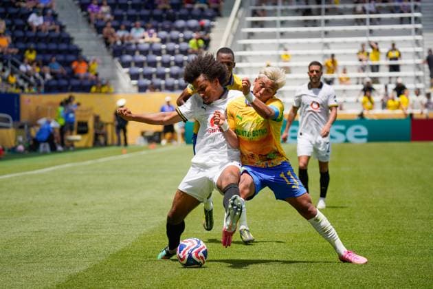 Bilder des Jahres 2025, Sport 06 Juni Sport Themen der Woche KW25 Sport Bilder des Tages June 21, 2025, Cincinnati, Ohio, USA: Mamelodi Sundowns midfielder Marcelo Allende (11) goes shoulder to shoulder with Borussia Dortmund forward Karim Adeyemi (27) during an Fifa Club World Cup game at TQL Stadium Cincinnati USA - ZUMAt168 20250621_zsp_t168_036 Copyright: xTrentxPattersonx