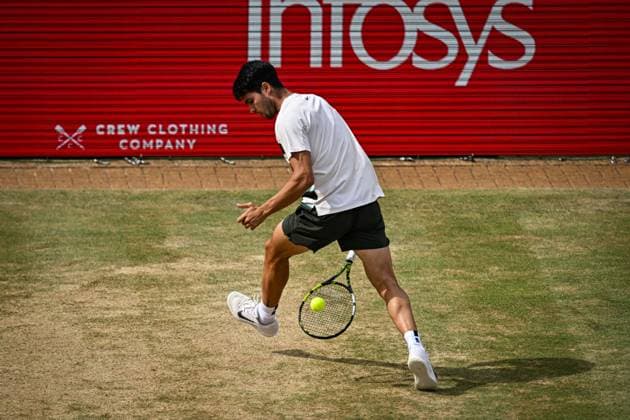 Sport Bilder des Tages 21st June 2025; HSBC Championships, Queens Club, West Kensington, London, England: HSBC Mens Championships Queens Club, Day 6; Carlos Alcaraz (ESP) hits a tweener or hotdog shot in his semi final match against Roberto Bautista Agut (ESP)  ActionPlus12803804 GodfreyxPitt