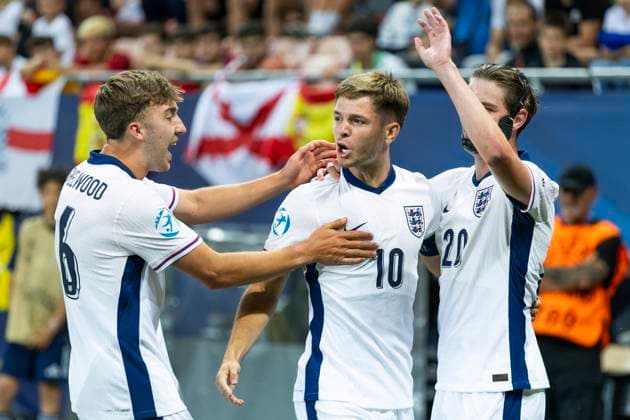 UEFA European Under-21 Championship, quarter-final Spain England 21 06 2025 Jack Hinshelwood England, 16 , James McAtee England, 10 and Alex Scott England, 20 cheer during the UEFA European Under-21 Championship quarter-final match between Spain England, on 21 06 2025, Anton Malatinsky Stadium, Trnava, Slovakia Copyright: xBEAUTIFULxSPORTS Meuselx