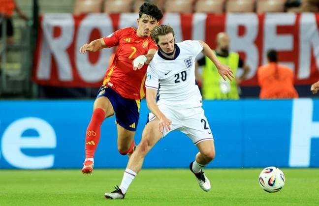 Alex Scott of England and Diego Lopez of Spain. Spain U21, U 21 v England U21, UEFA U21 Championship, Quarter-final, Stadion Antona Malatinskeho, Slovakia - 21 Jun 2025  Copyright: xNikolaxKrstic Shutterstockx 15367881bn
