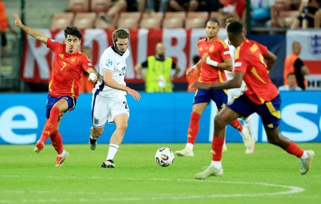 Alex Scott of England and Diego Lopez of Spain. Spain U21, U 21 v England U21, UEFA U21 Championship, Quarter-final, Stadion Antona Malatinskeho, Slovakia - 21 Jun 2025  Copyright: xNikolaxKrstic Shutterstockx 15367881bm