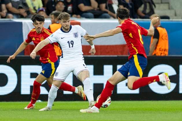 UEFA European Under-21 Championship, quarter-final Spain England 21 06 2025 Diego Lopez Spain, 7 , Harvey Elliott England, 19 , Javi Guerra Spain, 6 , during the UEFA European Under-21 Championship quarter-final match between Spain and England, on 21 06 2025, Anton Malatinsky Stadium, Trnava, Slovakia Copyright: xBEAUTIFULxSPORTS Meuselx