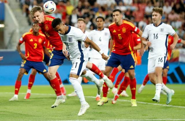 Omari Hutchinson of England and Benat Turrientes of Spain. Spain U21, U 21 v England U21, UEFA U21 Championship, Quarter-final, Stadion Antona Malatinskeho, Slovakia - 21 Jun 2025  Copyright: xNikolaxKrstic Shutterstockx 15367881bw