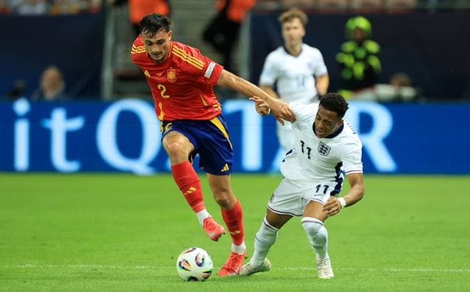 Marc Pubill of Spain and Omari Hutchinson of England. Spain U21, U 21 v England U21, UEFA U21 Championship, Quarter-final, Stadion Antona Malatinskeho, Slovakia - 21 Jun 2025  Copyright: xNikolaxKrstic Shutterstockx 15367881cl