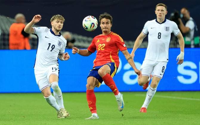 Harvey Elliott of England and Hugo Bueno of Spain. Spain U21, U 21 v England U21, UEFA U21 Championship, Quarter-final, Stadion Antona Malatinskeho, Slovakia - 21 Jun 2025  Copyright: xNikolaxKrstic Shutterstockx 15367881dp