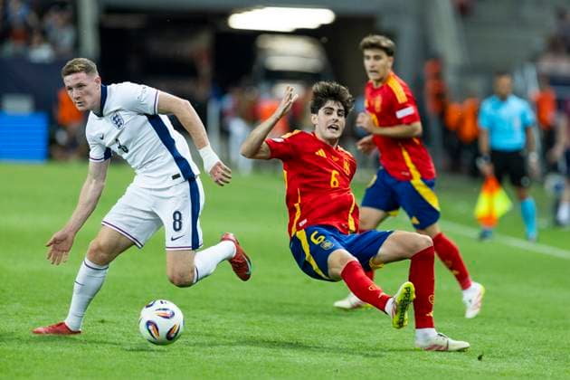 UEFA European Under-21 Championship, quarter-final Spain England 21 06 2025 Elliot Anderson England, 8 , Javi Guerra Spain, 6 during the UEFA European Under-21 Championship quarter-final match between Spain England, on 21 06 2025, Anton Malatinsky Stadium, Trnava, Slovakia Copyright: xBEAUTIFULxSPORTS Meuselx