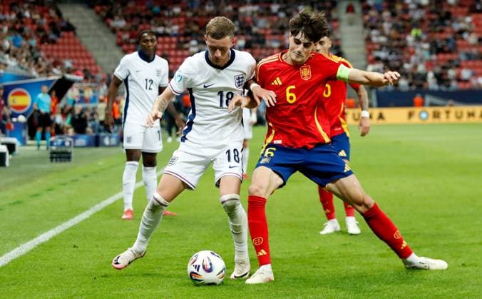 Jay Stansfield of England and Javi Guerra of Spain. Spain U21, U 21 v England U21, UEFA U21 Championship, Quarter-final, Stadion Antona Malatinskeho, Slovakia - 21 Jun 2025  Copyright: xNikolaxKrstic Shutterstockx 15367881et