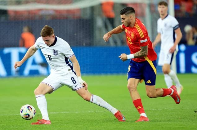 Elliot Anderson of England and Roberto Fernandez of Spain. Spain U21, U 21 v England U21, UEFA U21 Championship, Quarter-final, Stadion Antona Malatinskeho, Slovakia - 21 Jun 2025  Copyright: xNikolaxKrstic Shutterstockx 15367881em
