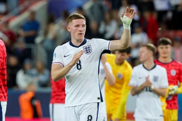 Elliot Andersen England cheers, UEFA European Under 21 Championship 2025 Quarter Final, Spain v England, Anton Malatinský Stadium on June 21, 2025 in Tyrnau, Slovakia Photo by Marco Steinbrenner DeFodi Images Elliot Andersen England cheers, UEFA European Under 21 Championship 2025 Quarter Final, Spain v England, Anton Malatinský Stadium, June 21, 2025 in Trnava, Slovakia Photo by Marco Steinbrenner DeFodi Images