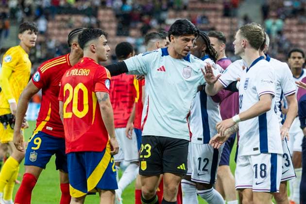 UEFA European Under-21 Championship, quarter-final Spain England 21 06 2025 A scuffle breaks out after the final whistle during the UEFA European Under-21 Championship quarter-final match between Spain and England, on 21 06 2025, Anton Malatinsky Stadium, Trnava, Slovakia Copyright: xBEAUTIFULxSPORTS Meuselx