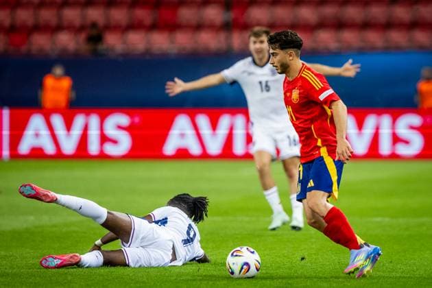 SPAIN U21, U 21 - ENGLAND U21 Raul Moro of Spain and Jonathan Rowe of England during the UEFA European Under-21 Championship 2025 Quarterfinal football match between Spain U21 and England U21. Stadium City Arena, Trnava, Slovakia, June 21, 2025. Photo by Branislav Racko Copyright: xx 080A2262