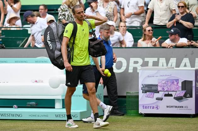 Halle, OWL Arena, 21 06 25, GER, Men, Tennis, Terra Wortmann Open 2025, Semifinals Picture Alexander ZVEREV Germany leaves the court dissatisfied after the defeat against Daniil MEDVEDEV North Rhine-Westphalia Germany