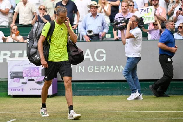 Halle, OWL Arena, 21 06 25, GER, Men, Tennis, Terra Wortmann Open 2025, Semifinals Picture Alexander ZVEREV Germany leaves the court dissatisfied after the defeat against Daniil MEDVEDEV North Rhine-Westphalia Germany