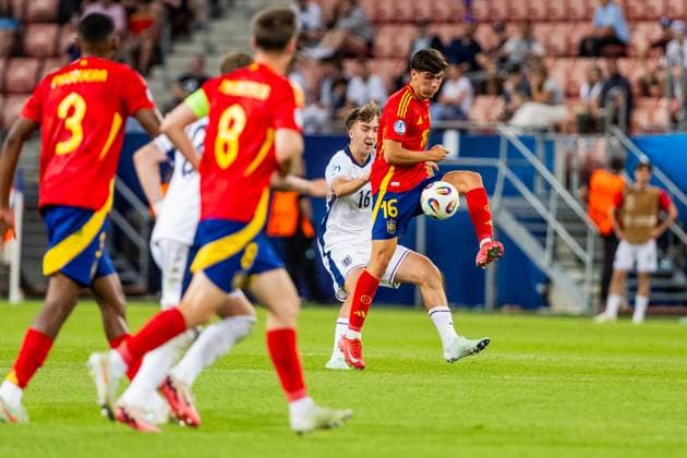 SPAIN U21, U 21 - ENGLAND U21 Juanlu Sanchez of Spain and Jack Hinshelwood of England during the UEFA European Under-21 Championship 2025 Quarterfinal football match between Spain U21 and England U21. Stadium City Arena, Trnava, Slovakia, June 21, 2025. Photo by Branislav Racko Copyright: xx 080A1656