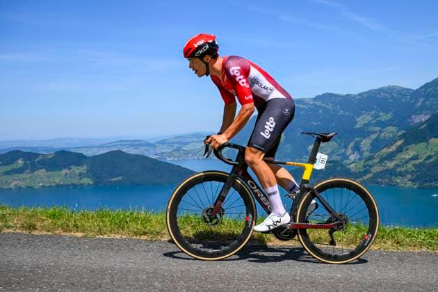 Tour de Suisse 2025 Stage 8 EMMETTEN STOCKHUTTE, SWITZERLAND - JUNE 22 : De Lie Arnaud (BEL) of Lotto in action during stage 8 of the 88th edition of Tour de Suisse an UCI World Tour 2.UWT Individual Time Trial stage for Men Elite of 10.1 km with start in Beckenried and finish in Emmetten Stockhutte on June 22, 2025 in Emmetten Stockhutte, Switzerland, 22 06 2025 ( Motordriver Kenny Verfaillie - Emmetten Stockhutte Switzerland  Copyright: xVincentxKalutx