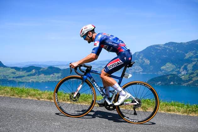 Tour de Suisse 2025 Stage 8 EMMETTEN STOCKHUTTE, SWITZERLAND - JUNE 22 : Huby Antoine (FRA) of Soudal Quick-Step in action during stage 8 of the 88th edition of Tour de Suisse an UCI World Tour 2.UWT Individual Time Trial stage for Men Elite of 10.1 km with start in Beckenried and finish in Emmetten Stockhutte on June 22, 2025 in Emmetten Stockhutte, Switzerland, 22 06 2025 ( Motordriver Kenny Verfaillie - Emmetten Stockhutte Switzerland  Copyright: xVincentxKalutx