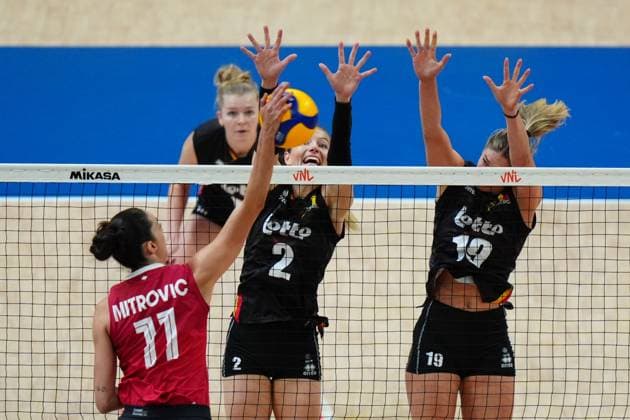 Belgium v Canada - FIVB Volleyball Nations League (VNL) ISTANBUL, TURKIYE - JUNE 22: Elise Van Sas (2) of Belgium in action against Andrea Mitrovic (11) of Canada during FIVB Women s Volleyball Nations League (VNL) 2nd week volleyball match between Belgium and Canada at Sinan Erdem Dome in Istanbul, Turkiye on June 22, 2025. Hakan Akgun Anadolu Istanbul Turkey. Editorial use only. Please get in touch for any other usage.  Copyright: x2025xAnadoluxHakanxAkgunx