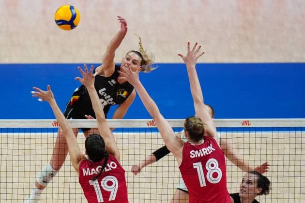 Belgium v Canada - FIVB Volleyball Nations League (VNL) ISTANBUL, TURKIYE - JUNE 22: Britt Herbots (3) of Belgium in action against Emily Maglio (19) of Canada during FIVB Women s Volleyball Nations League (VNL) 2nd week volleyball match between Belgium and Canada at Sinan Erdem Dome in Istanbul, Turkiye on June 22, 2025. Hakan Akgun Anadolu Istanbul Turkey. Editorial use only. Please get in touch for any other usage.  Copyright: x2025xAnadoluxHakanxAkgunx