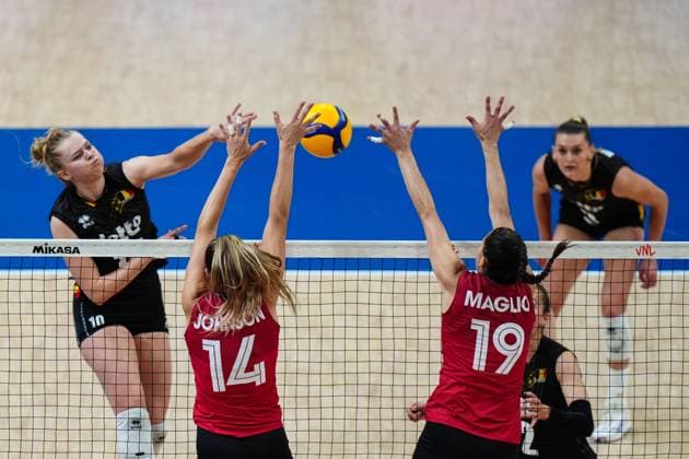 Belgium v Canada - FIVB Volleyball Nations League (VNL) ISTANBUL, TURKIYE - JUNE 22: Pauline Martin (10) of Belgium in action against Emily Maglio (19) of Canada during FIVB Women s Volleyball Nations League (VNL) 2nd week volleyball match between Belgium and Canada at Sinan Erdem Dome in Istanbul, Turkiye on June 22, 2025. Hakan Akgun Anadolu Istanbul Turkey. Editorial use only. Please get in touch for any other usage.  Copyright: x2025xAnadoluxHakanxAkgunx