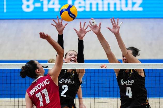 Belgium v Canada - FIVB Volleyball Nations League (VNL) ISTANBUL, TURKIYE - JUNE 22: Elise Van Sas (2) of Belgium in action against Andrea Mitrovic (11) of Canada during FIVB Women s Volleyball Nations League (VNL) 2nd week volleyball match between Belgium and Canada at Sinan Erdem Dome in Istanbul, Turkiye on June 22, 2025. Hakan Akgun Anadolu Istanbul Turkey. Editorial use only. Please get in touch for any other usage.  Copyright: x2025xAnadoluxHakanxAkgunx
