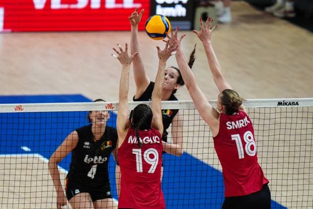 Belgium v Canada - FIVB Volleyball Nations League (VNL) ISTANBUL, TURKIYE - JUNE 22: Emily Maglio (19) and Anna Smrek (18) of Canada in action during FIVB Women s Volleyball Nations League (VNL) 2nd week volleyball match between Belgium and Canada at Sinan Erdem Dome in Istanbul, Turkiye on June 22, 2025. Hakan Akgun Anadolu Istanbul Turkey. Editorial use only. Please get in touch for any other usage.  Copyright: x2025xAnadoluxHakanxAkgunx