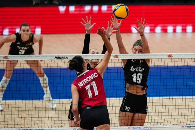 Belgium v Canada - FIVB Volleyball Nations League (VNL) ISTANBUL, TURKIYE - JUNE 22: Silke Van Avermaet (19) of Belgium in action against Andrea Mitrovic (11) of Canada during FIVB Women s Volleyball Nations League (VNL) 2nd week volleyball match between Belgium and Canada at Sinan Erdem Dome in Istanbul, Turkiye on June 22, 2025. Hakan Akgun Anadolu Istanbul Turkey. Editorial use only. Please get in touch for any other usage.  Copyright: x2025xAnadoluxHakanxAkgunx