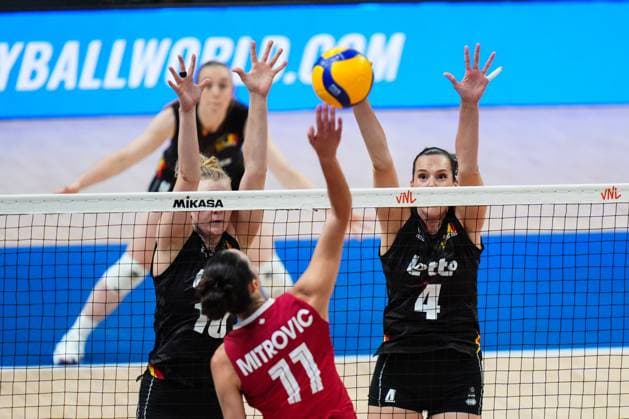 Belgium v Canada - FIVB Volleyball Nations League (VNL) ISTANBUL, TURKIYE - JUNE 22: Nathalie Lemmens (14) of Belgium in action against Andrea Mitrovic (11) of Canada during FIVB Women s Volleyball Nations League (VNL) 2nd week volleyball match between Belgium and Canada at Sinan Erdem Dome in Istanbul, Turkiye on June 22, 2025. Hakan Akgun Anadolu Istanbul Turkey. Editorial use only. Please get in touch for any other usage.  Copyright: x2025xAnadoluxHakanxAkgunx