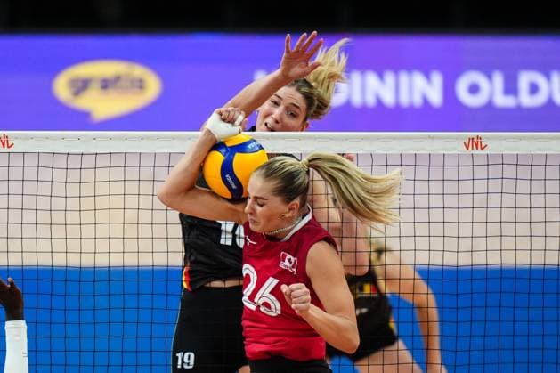 Belgium v Canada - FIVB Volleyball Nations League (VNL) ISTANBUL, TURKIYE - JUNE 22: Silke Van Avermaet (19) of Belgium in action against Quinn Pelland (26) of Canada during FIVB Women s Volleyball Nations League (VNL) 2nd week volleyball match between Belgium and Canada at Sinan Erdem Dome in Istanbul, Turkiye on June 22, 2025. Hakan Akgun Anadolu Istanbul Turkey. Editorial use only. Please get in touch for any other usage.  Copyright: x2025xAnadoluxHakanxAkgunx