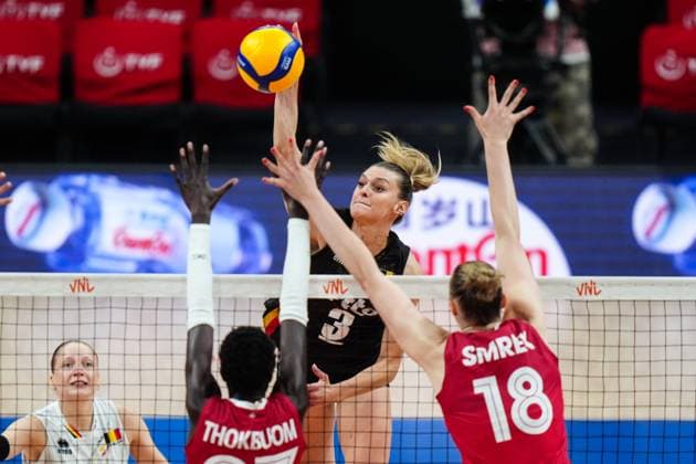 Belgium v Canada - FIVB Volleyball Nations League (VNL) ISTANBUL, TURKIYE - JUNE 22: Britt Herbots (3) of Belgium in action against Anna Smrek (18) of Canada during FIVB Women s Volleyball Nations League (VNL) 2nd week volleyball match between Belgium and Canada at Sinan Erdem Dome in Istanbul, Turkiye on June 22, 2025. Hakan Akgun Anadolu Istanbul Turkey. Editorial use only. Please get in touch for any other usage.  Copyright: x2025xAnadoluxHakanxAkgunx