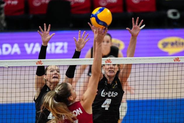 Belgium v Canada - FIVB Volleyball Nations League (VNL) ISTANBUL, TURKIYE - JUNE 22: Elise Van Sas (2) of Belgium in action against Hilary Howe (14) of Canada during FIVB Women s Volleyball Nations League (VNL) 2nd week volleyball match between Belgium and Canada at Sinan Erdem Dome in Istanbul, Turkiye on June 22, 2025. Hakan Akgun Anadolu Istanbul Turkey. Editorial use only. Please get in touch for any other usage.  Copyright: x2025xAnadoluxHakanxAkgunx