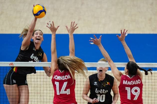 Belgium v Canada - FIVB Volleyball Nations League (VNL) ISTANBUL, TURKIYE - JUNE 22: Silke Van Avermaet (19) of Belgium in action against Hilary Howe (14) of Canada during FIVB Women s Volleyball Nations League (VNL) 2nd week volleyball match between Belgium and Canada at Sinan Erdem Dome in Istanbul, Turkiye on June 22, 2025. Hakan Akgun Anadolu Istanbul Turkey. Editorial use only. Please get in touch for any other usage.  Copyright: x2025xAnadoluxHakanxAkgunx