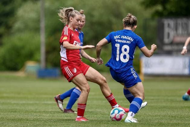 from left Leonie Kreuz SpVg Aurich, 8 and Marleen Jelonek SSC Hagen Ahrensburg, 18 in duel, duel, dynamic, action, action, match scene, 22 06 2025, Worpswede Germany , Soccer, promotion match Regionalliga Nord Women, SpVg Aurich SSC Hagen Ahrensburg xobx