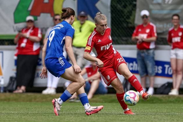 from left Lea Bantin SSC Hagen Ahrensburg, 9 and Ana Carolin Hoffmann SpVg Aurich, 20 in duel, duel, dynamics, action, action, match scene, 22 06 2025, Worpswede Germany , Soccer, promotion match Regionalliga Nord Women, SpVg Aurich SSC Hagen Ahrensburg xobx