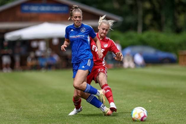 from left Anika Elschenbroich SSC Hagen Ahrensburg, 11 and Aylin Rewohl SpVg Aurich, 27 in duel, duel, dynamics, action, action, match scene, 22 06 2025, Worpswede Germany , Soccer, promotion match Regionalliga Nord women, SpVg Aurich SSC Hagen Ahrensburg xobx