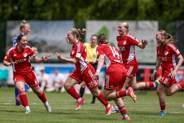 SpVg Aurich players with goal celebration, cheering, jubilant, optimistic, match scene, highlight, joy about the goal to 1 0, 22 06 2025, Worpswede Germany , football, promotion match Regionalliga Nord women, SpVg Aurich SSC Hagen Ahrensburg xobx