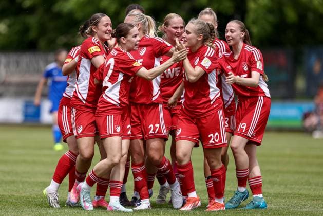 SpVg Aurich players with goal celebration, cheering, jubilant, optimistic, match scene, highlight, joy about the goal to 1 0, 22 06 2025, Worpswede Germany , football, promotion match Regionalliga Nord women, SpVg Aurich SSC Hagen Ahrensburg xobx