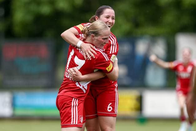 from left Teresa Frizberg SpVg Aurich, 17 and goal scorer Sina Brühl SpVg Aurich, 6 with goal celebration, jubilation, cheering, optimistic, match scene, highlight, joy about the goal to 2 0, 22 06 2025, Worpswede Germany , Soccer, promotion match Regionalliga Nord Women, SpVg Aurich SSC Hagen Ahrensburg xobx
